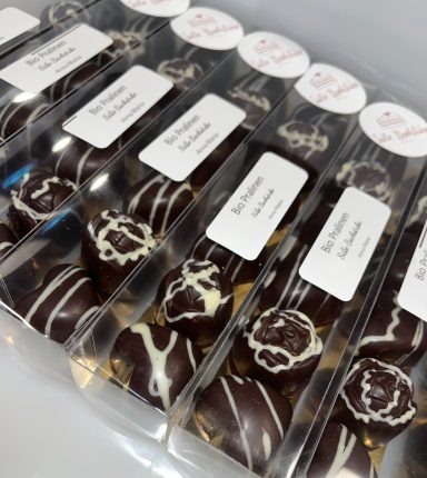 Zartbitterpralinen in durchsichtiger Verpackung