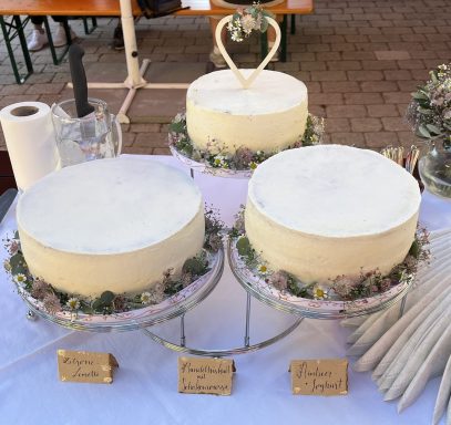 weiße Hochzeitstorte mit dezentem Blumendekor