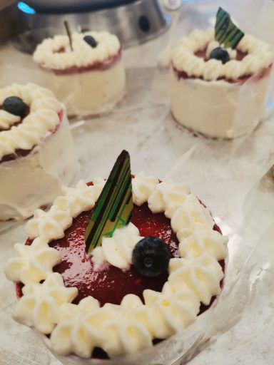 kleines Törtchen mit Sahne-Dekor