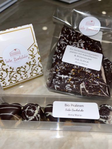 Zartbitterpralinen und Schokoplatten in durchsichtiger Verpackung