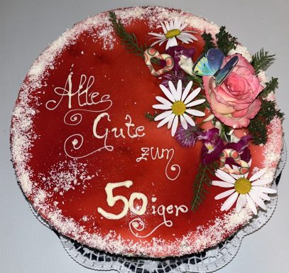 Torte mit rotem Fruchtspiegel, Schrift und Blumendekor