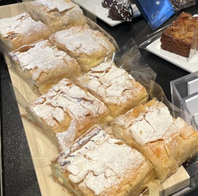 Topfenstrudel mit Staubzucker