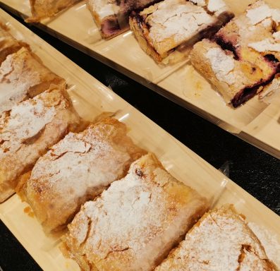Kirschstrudel mit Staubzucker