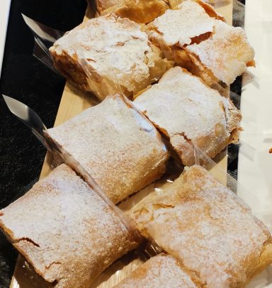 Apfel/Zwetschkenstrudel mit Staubzucker