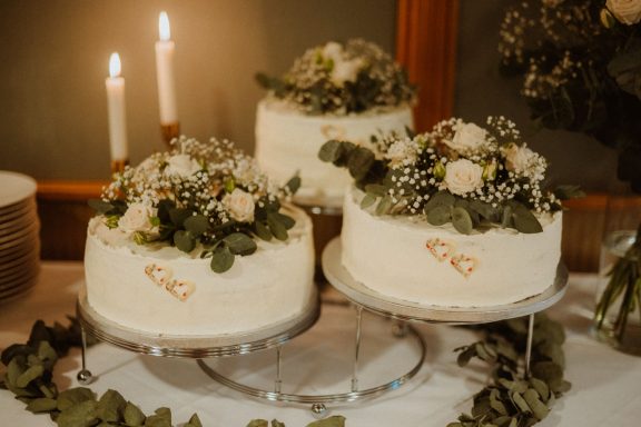 weiße Hochzeitstorte mit üppigem Blumendekor
