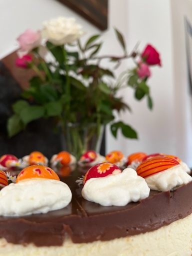 bunte Pralinen in Eiform 